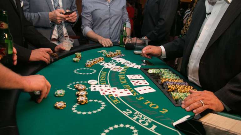 Gameplay at the card table in Bury Cards Casino game in Bury Cards