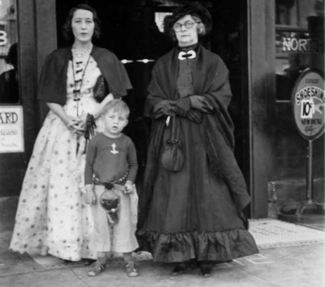 Mamie Stoker with relatives in Mayme Stocker Mayme Stocker in Mayme Stocker