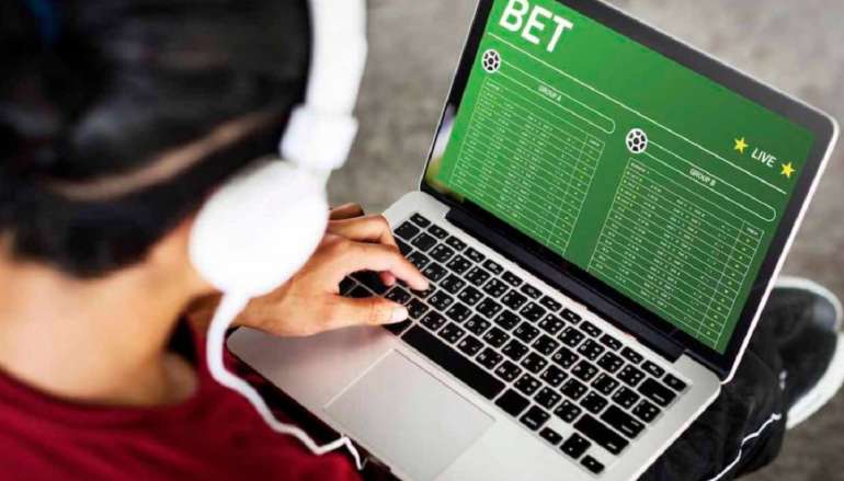 Guy betting on a laptop in End-of-Day Betting Effect Guy betting on a laptop in End-of-Day Betting Effect