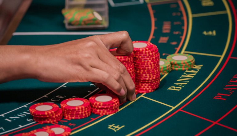 How to play baccarat at casinos