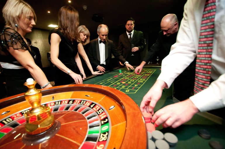 VIP roulette players are waiting for good luck making bets